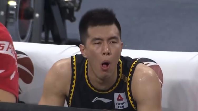 郭艾伦|心疼！郭艾伦场边不断干呕，张镇麟空接飞扣，莫兰德挂框被警告