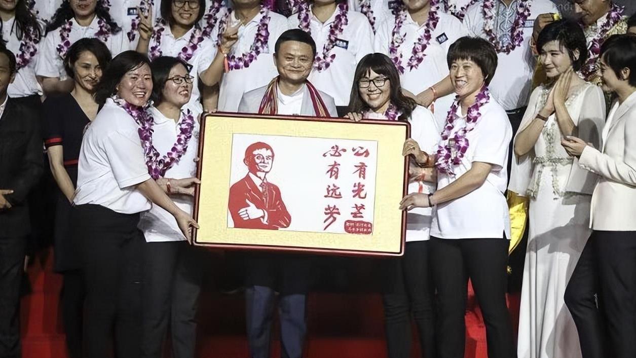 孙俪|孙俪与李连杰马云同框，穿西装似女职员，不站C位没有不摆谱