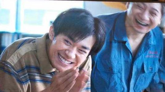 易烊千玺|易烊千玺太有排面！春节档主演两部电影，还在人民日报发文谈春晚