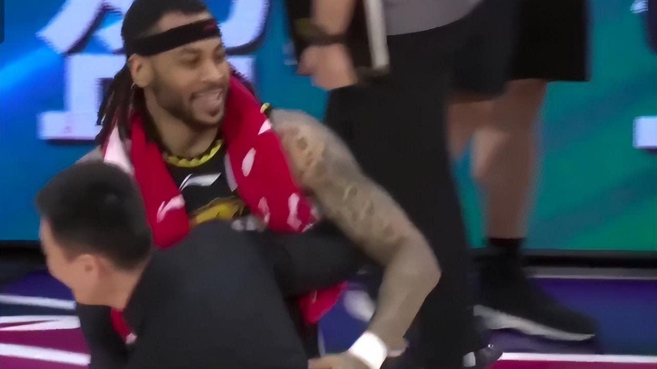 杨鸣|辽宁夺冠更衣室嗨了，杨鸣被NBA冠军激吻，被赵继伟郭艾伦喷香槟