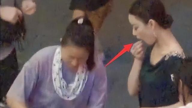 叶璇|助理手接漱口水，跪地伺候穿鞋，为难打工人，明星哪来的优越感？