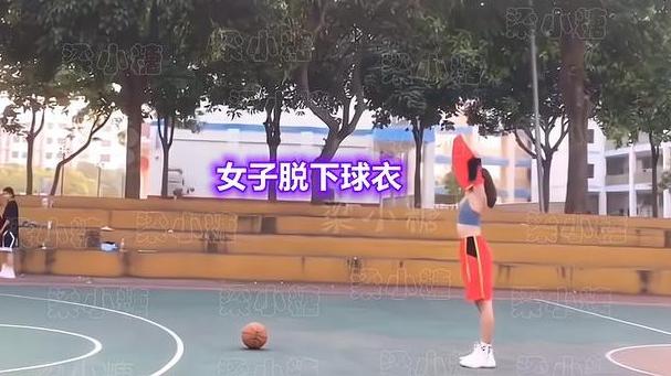 篮球|广西：一美女脱了球衣打篮球遭吐槽，男生：我们没法安心比赛了