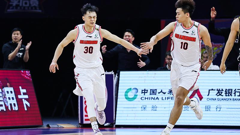 广东男篮|15分7板11助！接过广东男篮大旗，拥抱对手温馨一幕，可昂首离场