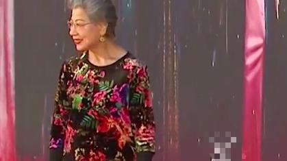 罗兰|鬼后罗兰88岁高龄走红毯，穿着舒服打扮大气，自然老去就是好！