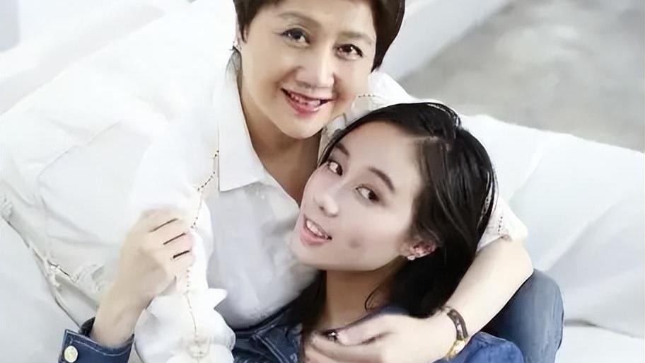 何超欣|撞脸利智，被赌王称赞“美到不得了”，何超欣的颜值被高估了吗？