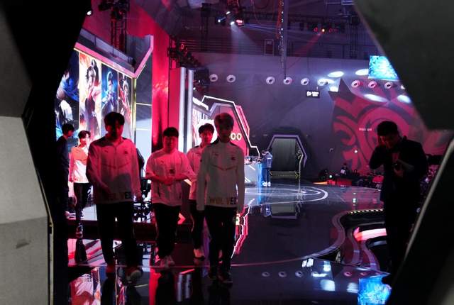 狼队|职业哥霸榜巅峰赛，狼队妖刀登顶，号称吊打职业的主播哪去了？