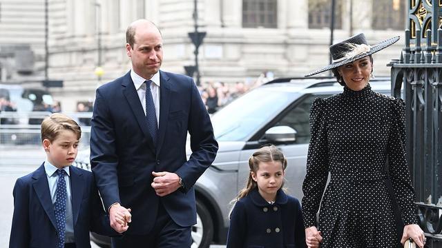 夏洛|乔治夏洛特现身曾祖父追思会，6岁公主沉稳大气，凯特的帽子亮眼