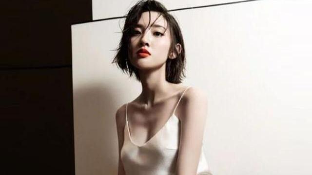 刘亦菲|唐艺昕坐在椅子上拍大片，穿吊带装涂红色唇彩，造型清爽身形傲人