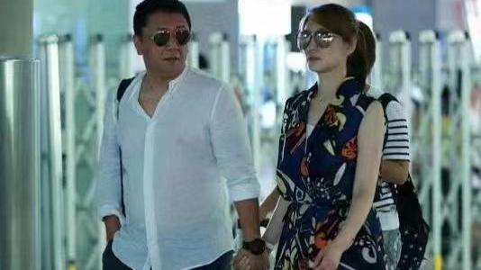 李小冉|嫁给男闺蜜的李小冉状态超级好，出街也要手牵手，嫁给爱情