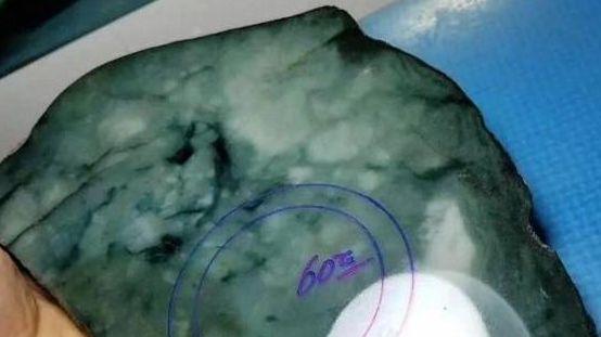 翡翠|一块10多公斤重的莫湾基翡翠原石，挑裂取镯，成品竟如此美!