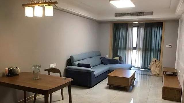 老公坚持卧室阳台打“侧柜”，面积大了10平方，邻居看了直眼红