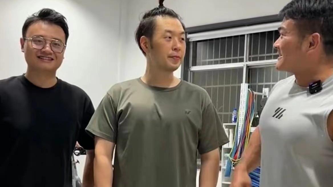 杜海涛 杜海涛暴瘦30斤却丑到沈梦辰嫌弃？穿短T扎小辫变谐星，眼睛真小