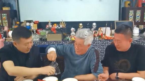 赵本山|赵本山现酒局尽显东北范，气定神闲白酒一口闷，完全不像64岁的人