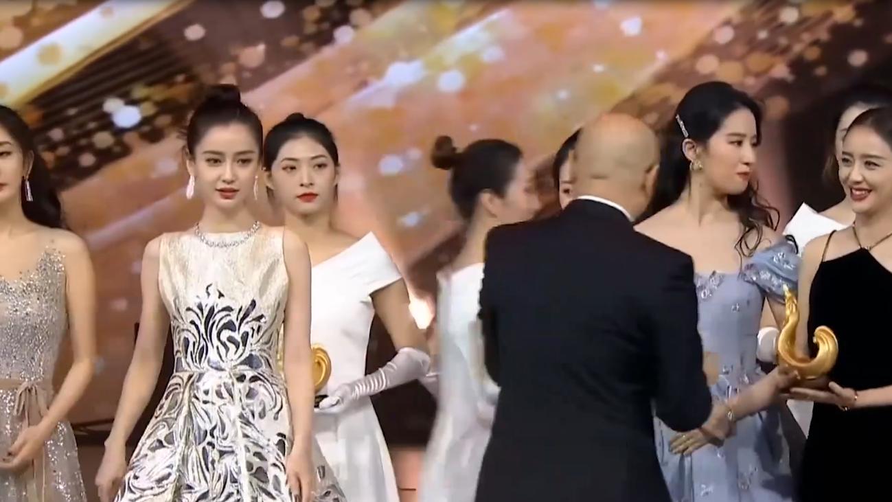 刘亦菲|刘亦菲拒绝牵手杨幂，刘亦菲: 手上有道具，杨幂: 分明是嫉妒我