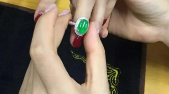 翡翠|好不容易买了翡翠，到底该怎么保养？