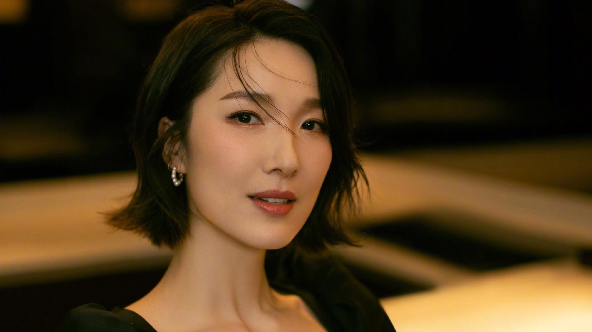 王祖蓝|王祖蓝晒港姐爱妻李亚男美照，高贵优雅，气质非凡