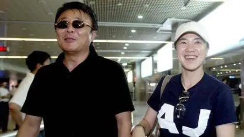 王楠|王楠一家海边度假，轻哼儿歌逗女儿，富豪老公全程记录，太温馨！