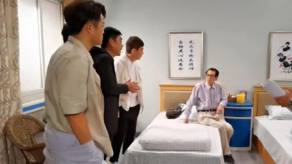 张若昀|《外来媳妇本地郎》康伯长居养老院，观众直言这是他一生最大败笔