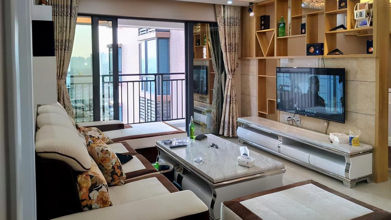 客厅砌了半堵墙，亲戚说我脑子进水，装修完直接打他们的脸