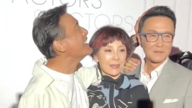 明星素颜|吴刚老婆开豪车接他下班，浓妆打扮似辣妹，他整脸装年轻不真实