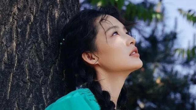 李沁|李沁身穿绿色长裙美若天仙！雪肤玉貌太靓丽甜美