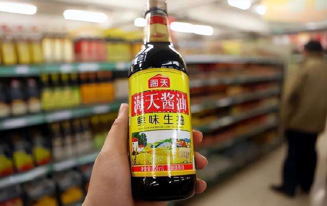 脱脂大豆是提取了豆油的大豆，压榨法出豆饼，浸出法用到汽油
