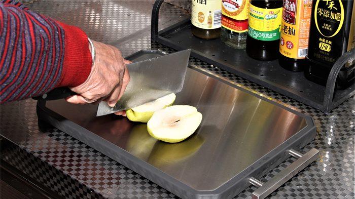 还在用难打理易生菌的普通菜板吗？早该换成双面抗菌不锈钢菜板