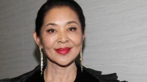 大S|62岁倪萍再次罕见主持，穿黑色长裙气场强大，站在台上hold住全场