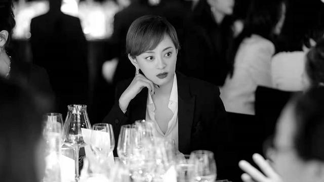 孙俪|孙俪拿高奢霸气回归时尚圈！穿中国红裙大秀小香肩，绝美气质大提升