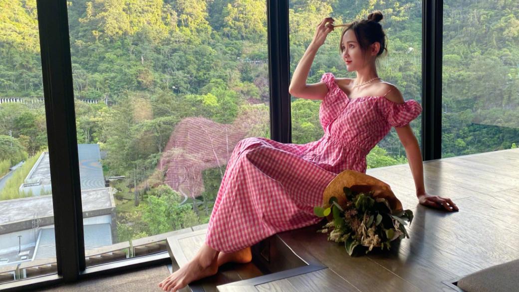 陈法蓉|陈乔恩晒老公视角照，43岁扎丸子头穿格子粉裙，少女感直接拉满