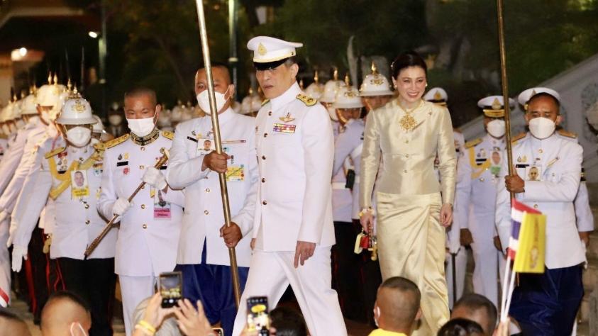 张子萱|苏提达喜笑颜开！泰王亲自为玉佛换热季金装，苏提达穿金袍超闪耀