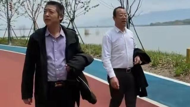 许敏|懒理质疑！许敏姚师兵郊外踏青，身后保镖抢镜