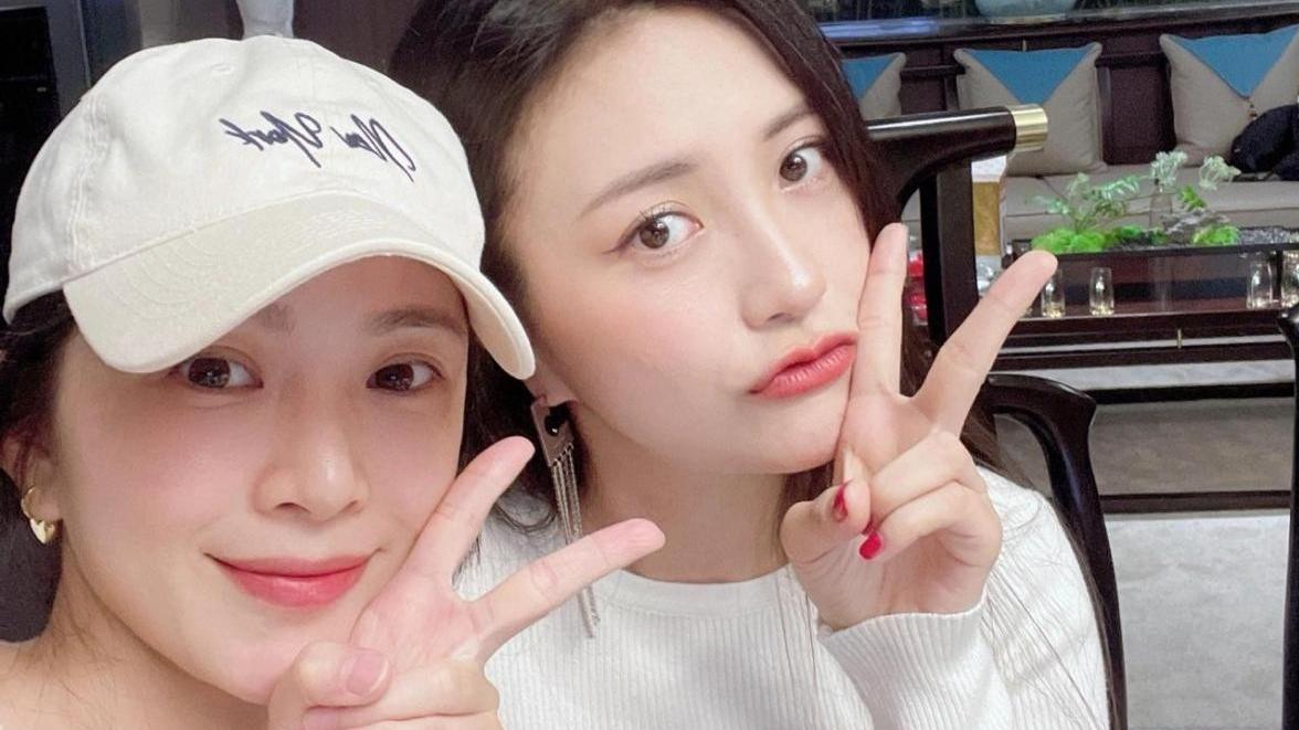 李龙基|杜淳妻子与包贝尔妻子同框，两人穿浅色服饰温柔大方，还真养眼