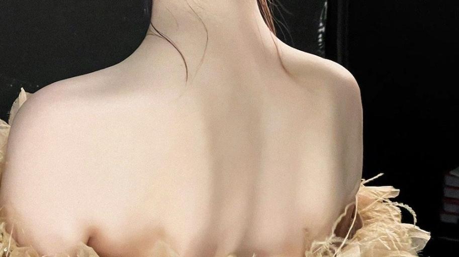 刘诗诗|刘诗诗穿金色衣服一点都不土！搭配抹胸裙，温柔又自信