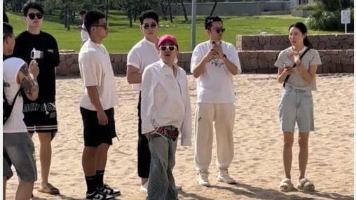 张大大|秦皇岛偶遇张大大，衣服拉垮个子遭调侃，近照被指像郭敬明