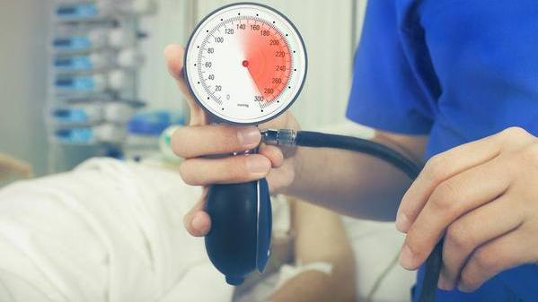 高血压|身体出现有这4种情况时，或是血压升高的表现，及时测量血压
