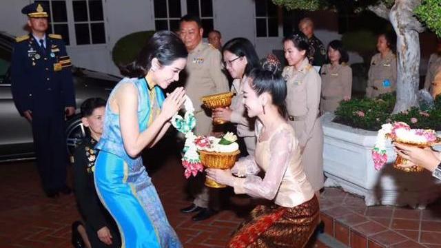 诗妮娜|?37岁诗妮娜不掩饰野心，发文炫耀宫廷首饰，下一步目标是王冠