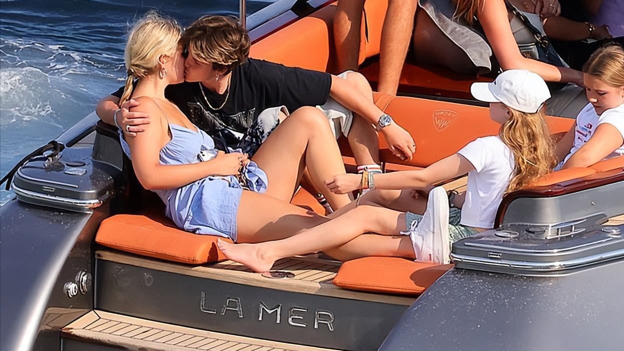 小贝|小贝17岁的小儿子和女友在游艇上激吻！小七在旁懒得看，太可爱