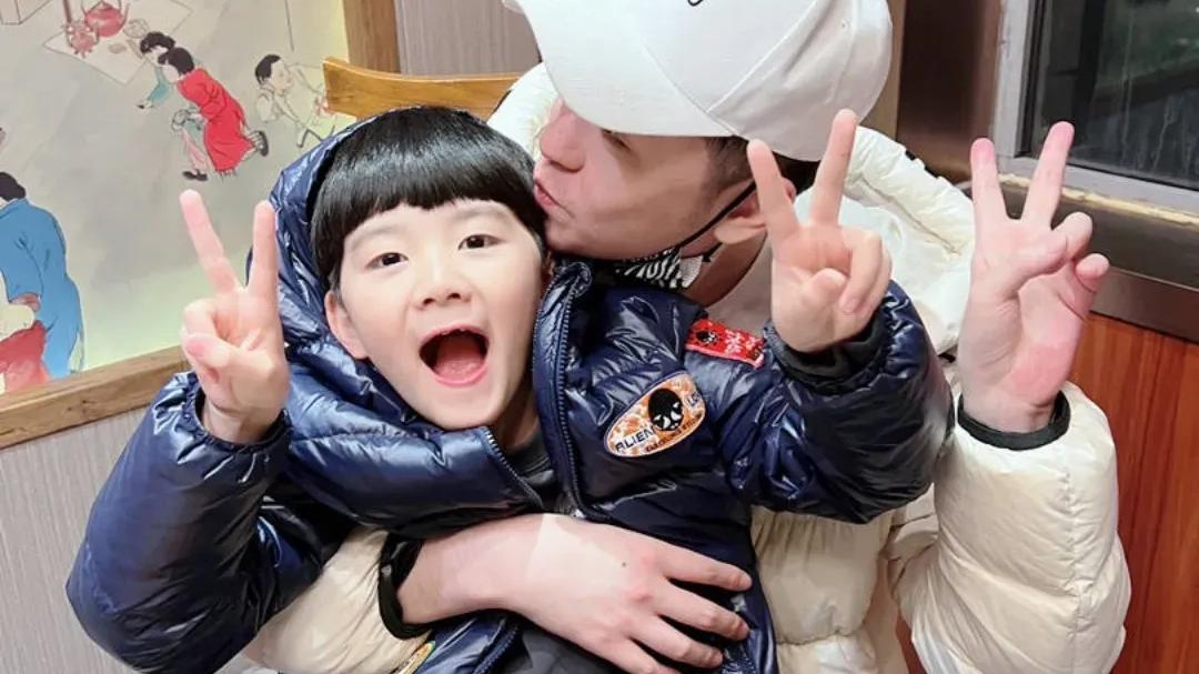 德云社|自己夸自己可还行？德云社大哥发文感慨，羡慕儿子有个有钱的爸爸