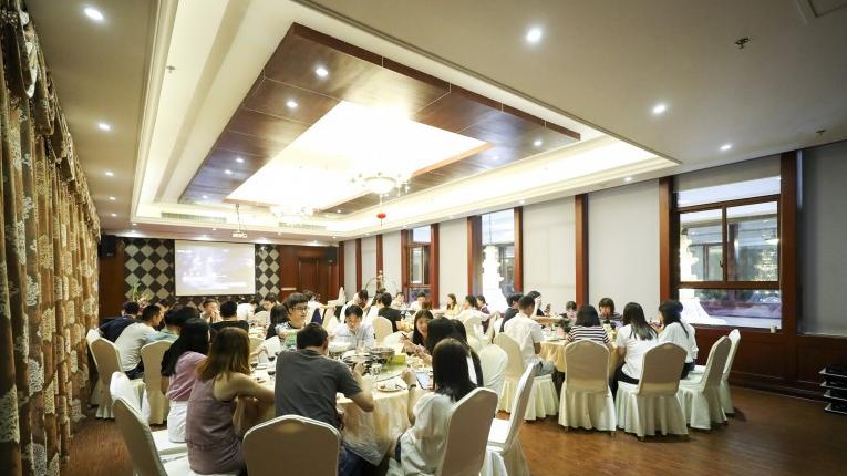 贵州一公司搞团建，小伙执意放弃888红包，只想要一箱酒，咋回事？