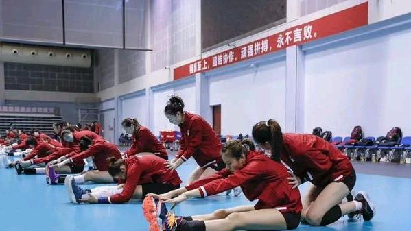 女排|黑珍珠状态火热！女排接应位置杀出天才少女，暴力进攻不逊龚翔宇