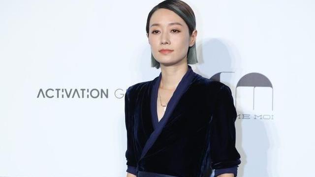 短发 马伊琍染芥末绿短发年轻10岁，穿睡袍套装占领C位，矮别人一大截