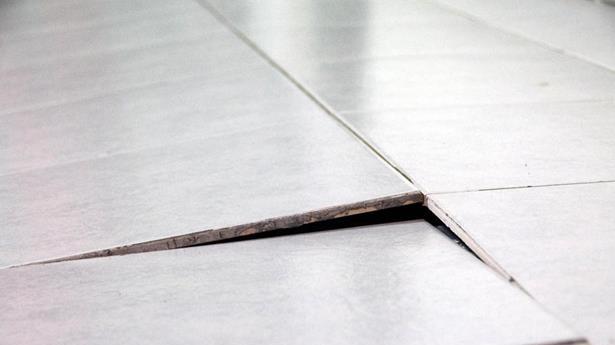 家里的地砖翘起来了，怎么办？什么原因造成的？两种原因要区分开