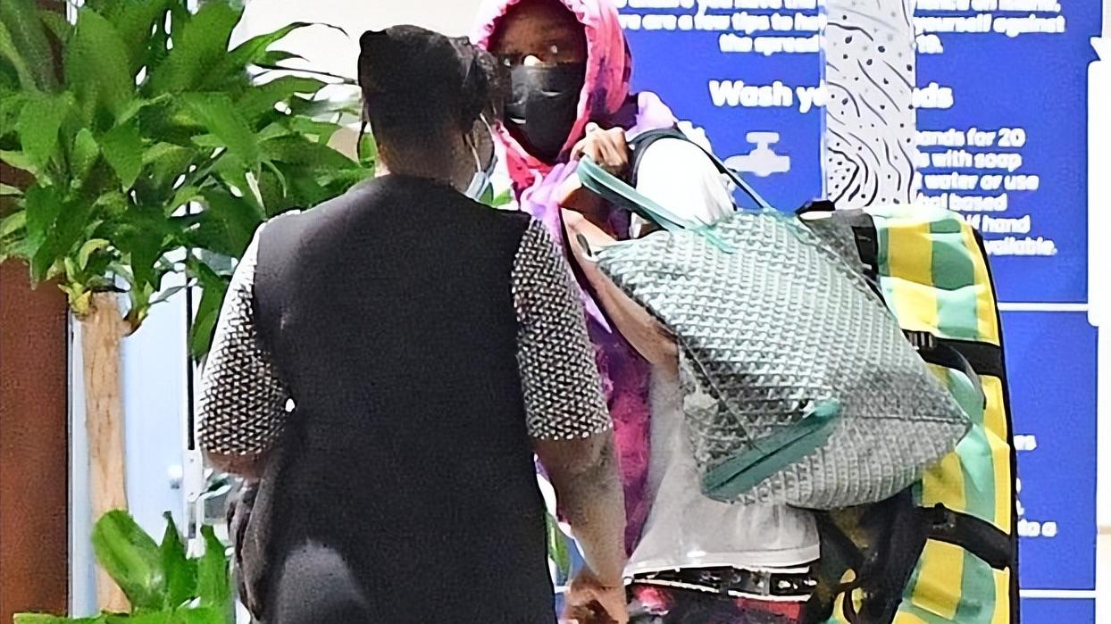 蕾哈娜|蕾哈娜被造谣分手后首次亮相！穿紧身裙秀9个月孕肚，黑人男友在身边