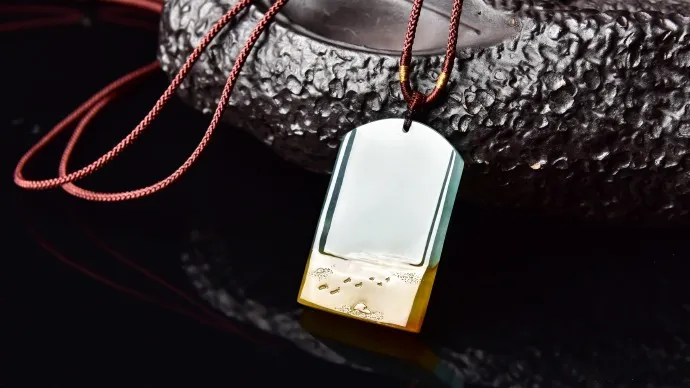 钱币|一块双彩的翡翠片料，设计题材结合现代生活，没想成品这么漂亮！