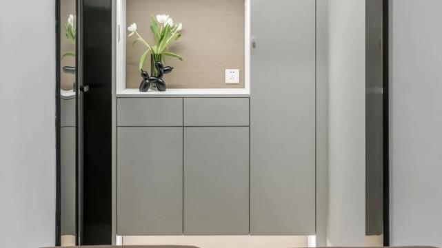 85平现代风二居室，原木色增加空间的温馨感，壁灯很特别