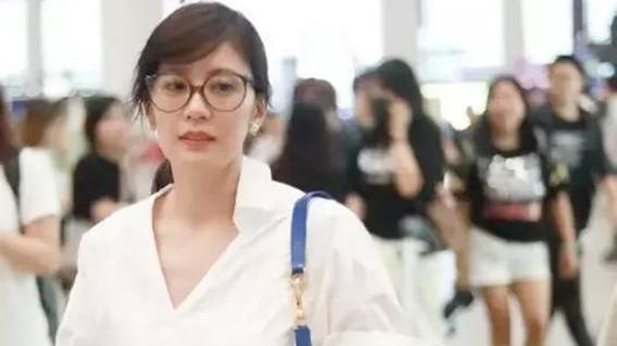 贾静雯|48岁贾静雯：素颜出镜和粉丝亲密互动，V领衬衣增添1份性感洒脱