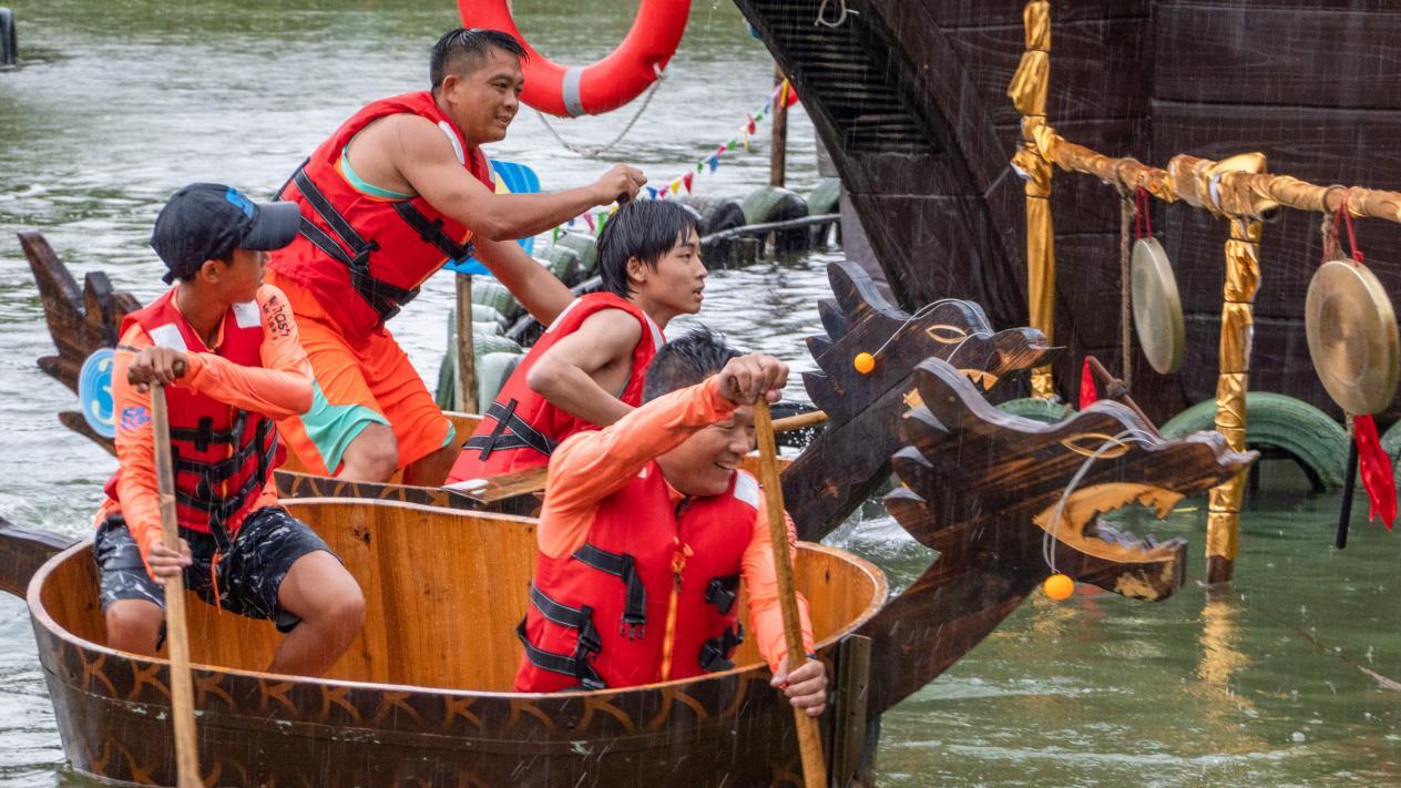 众人分巨粽，动物吃粽子，长鹿端午热度不减