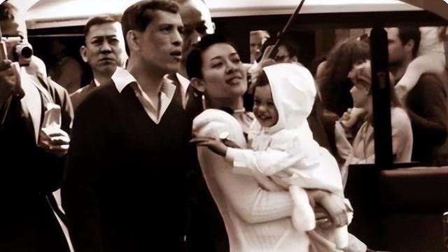 西拉米|西拉米坐上御用黄金座椅，提帮功晒出黑白照，帮衬前储妃抬高段位