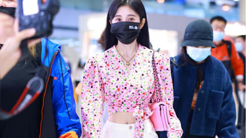 鞠婧祎|鞠婧祎这小甜妹称号实锤了，穿碎花衬衫俏皮又可爱，小蛮腰太抢镜